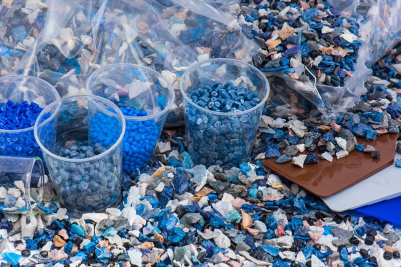 Nhựa sau khi tái chế được ép thành hạt nhỏ