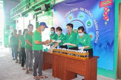 Nhân viên Bao Bì Ánh Sáng được phát nước cam sủi để tăng sức đề kháng