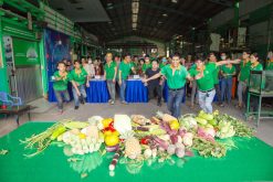 Các chàng trai thi nhau lấy nông sản về cho đội mình