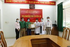 team chúng ta là người việt nam tặng quà y bác sĩ