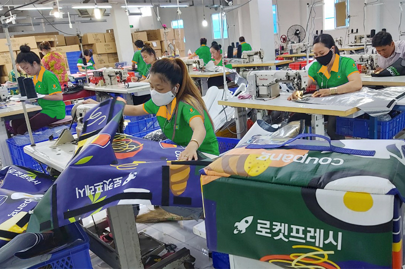 Bao  Bì Ánh Sáng sở hữu xưởng may túi giữ nhiệt hiện đại cùng đội ngũ nhân công lành nghề - quy trình sản xuất túi giữ nhiệt