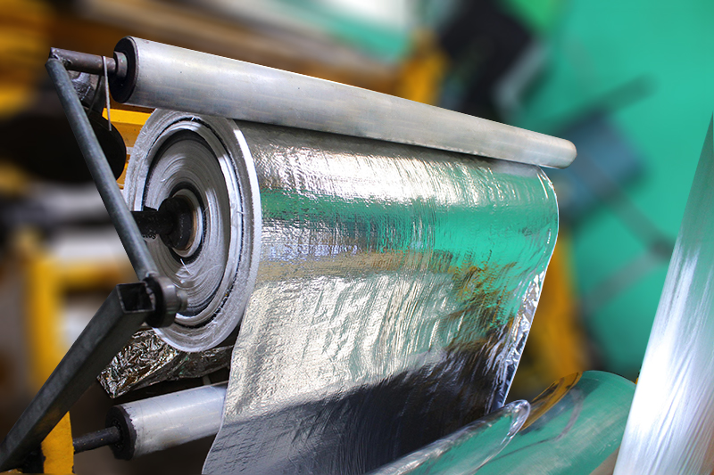 Công đoạn tráng ghép màng Metalized và vải PP dệt - quy trình sản xuất túi giữ nhiệt