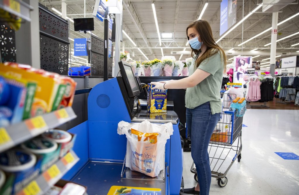 Walmart là một trong các nhà bán lẻ lớn tham gia chương trình “tạo phiên bản mới” cho chiếc túi.