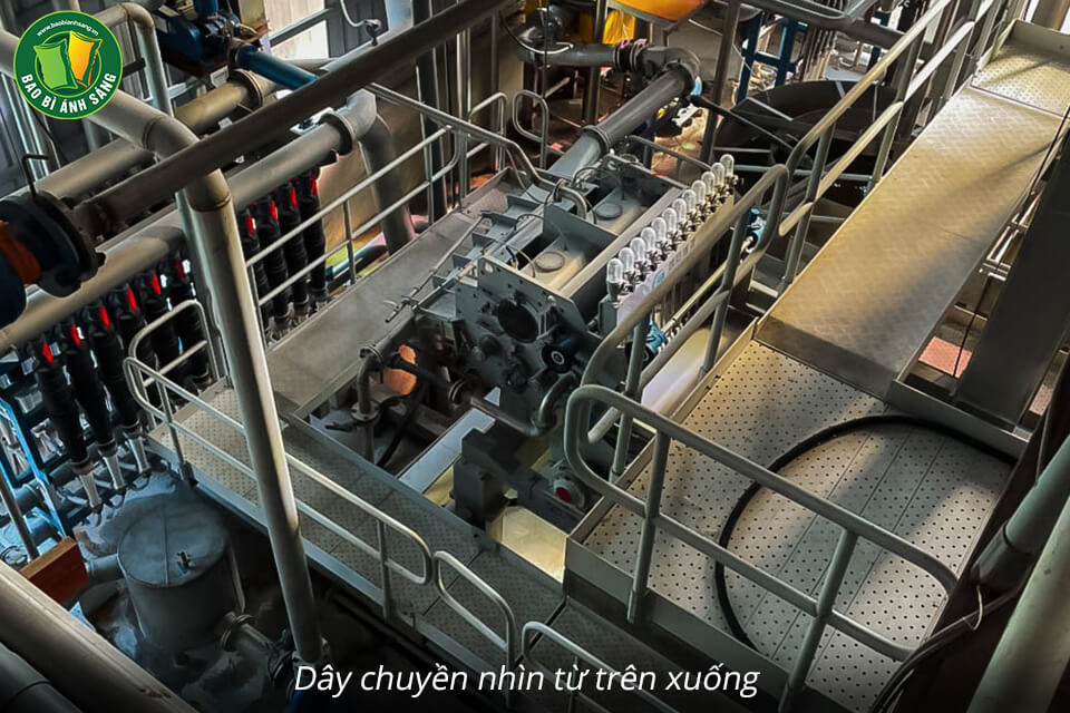 day-chuyen-nhin-tu-tren-cao-xuong