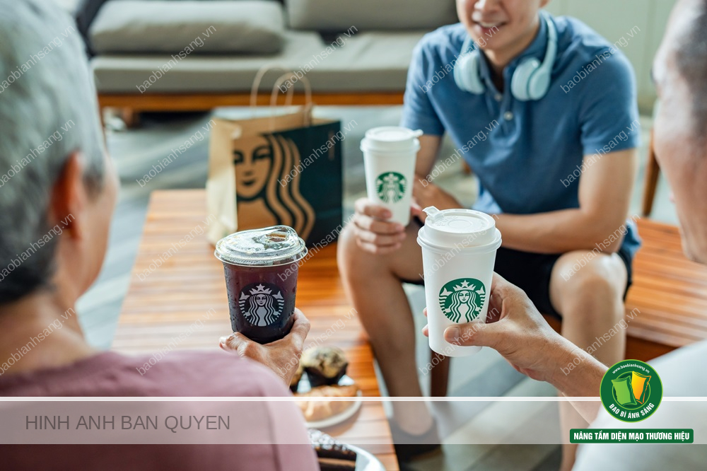 Starbucks bán trải nghiệm, không chỉ cà phê, với không gian và dịch vụ mang đến cảm giác sang trọng