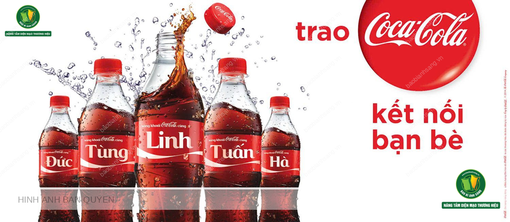 Trong chiến dịch “Share a Coke”, Coca-Cola in tên phổ biến lên chai nước, khuyến khích mọi người chia sẻ niềm vui và kết nối với nhau, trở thành cầu nối hạnh phúc giữa những người trẻ