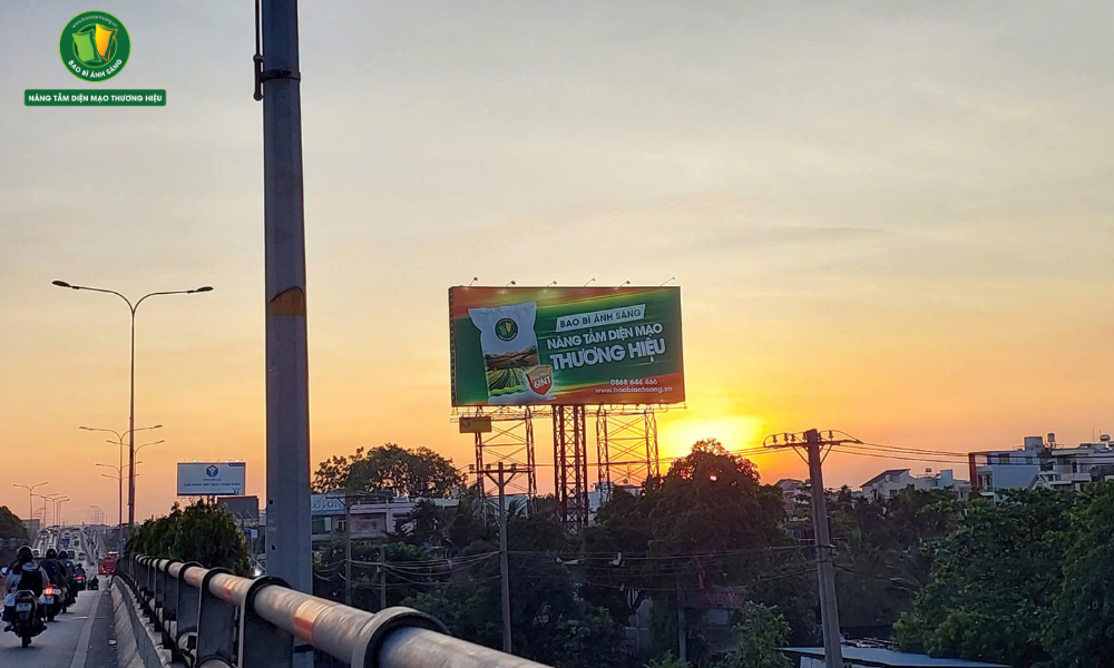 Quảng Cáo OOH: Chiếc Cầu Kết Nối Thương Hiệu và Hành Trình Của Khách Hàng 19 Biển quảng cáo Bao Bì Ánh Sáng không chỉ là marketing, mà là tuyên ngôn khẳng định sự đồng hành cùng doanh nghiệp Việt