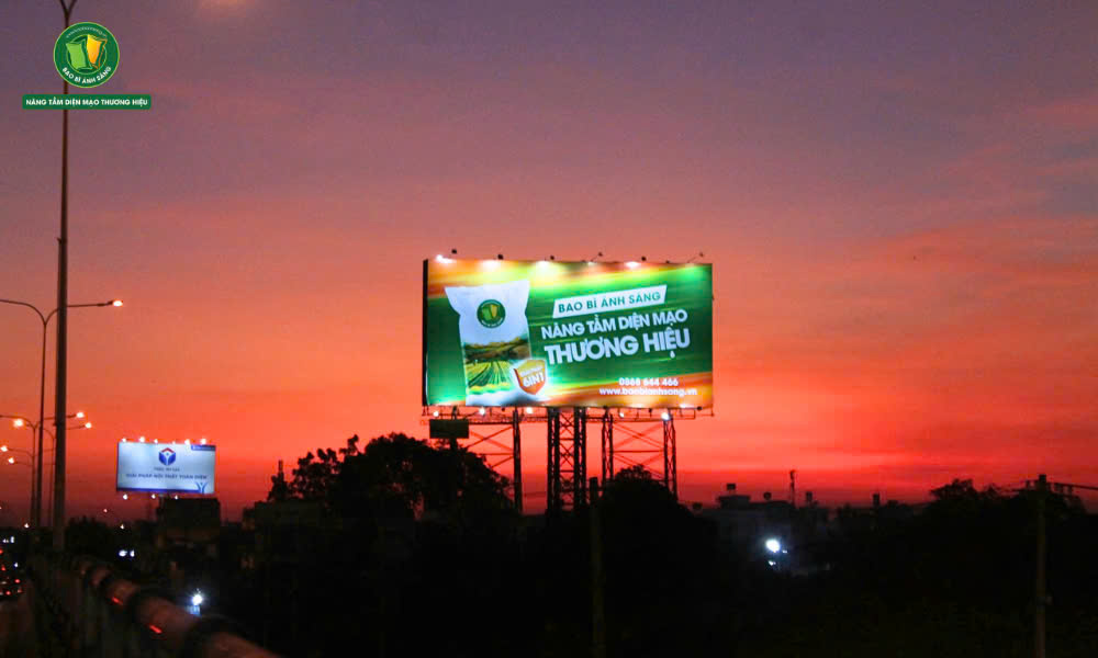 Quảng Cáo OOH: Chiếc Cầu Kết Nối Thương Hiệu và Hành Trình Của Khách Hàng 18 Bao Bì Ánh Sáng không chỉ sản xuất bao bì mà còn là đối tác chiến lược, giúp thương hiệu tỏa sáng và khẳng định đẳng cấp