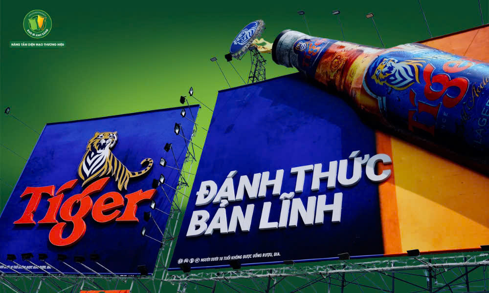 Quảng Cáo OOH: Chiếc Cầu Kết Nối Thương Hiệu và Hành Trình Của Khách Hàng 12 Bảng quảng cáo Tiger Beer tại ngã tư đông đúc tạo dấu ấn mạnh mẽ, gợi nhớ thương hiệu và sự tự tin